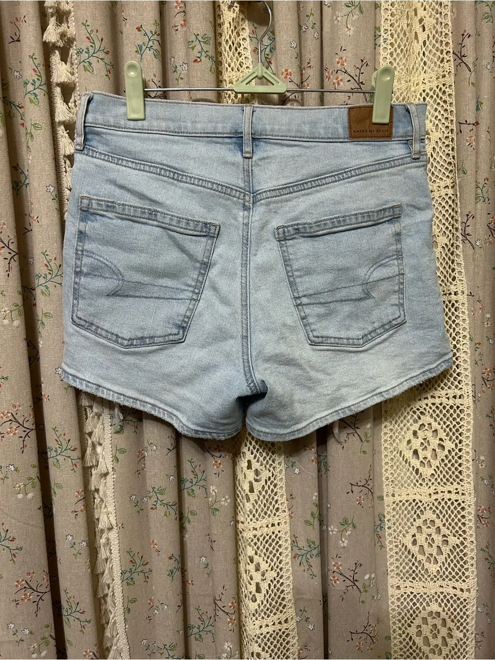 American Eagle Relaxed Short Strigid Light Wash Raw Hem Denim Shorts Size 4